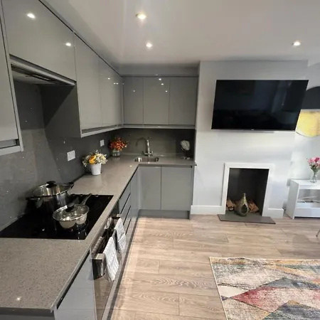 Aisiki Apartments: Pet-Friendly Duplexes with Air Con & Free WiFi Finchley Exterior photo