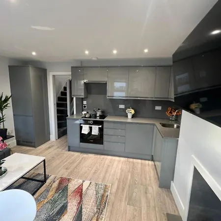 Aisiki Apartments: Pet-Friendly Duplexes with Air Con & Free WiFi Finchley Exterior photo