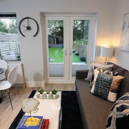Aisiki Apartments: Pet-Friendly Duplexes with Air Con & Free WiFi Finchley Exterior photo