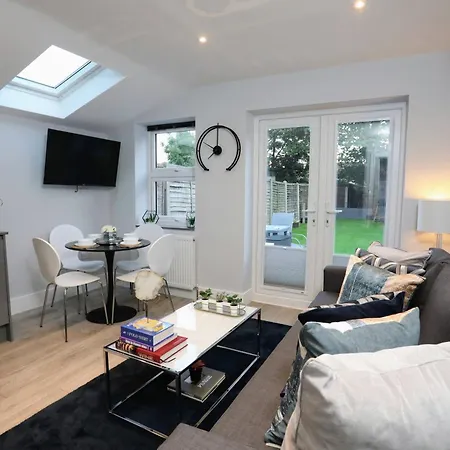 Aisiki Apartments: Pet-Friendly Duplexes with Air Con & Free WiFi Finchley Exterior photo
