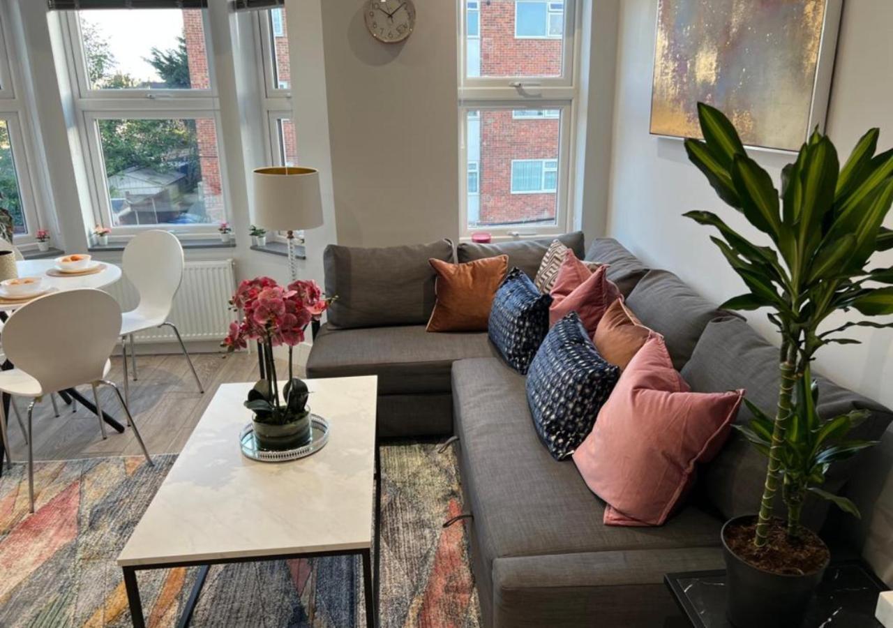 Apartment Aisiki At Stanhope Road, North Finchley, Airconditioned Multiple 2 Or 3-bedroom, Pet-friendly Duplex Flats, King Or Twin Beds With Free Wi-fi