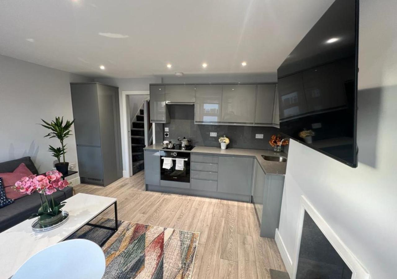 Aisiki At Stanhope Road, North Finchley, Airconditioned Multiple 2 Or 3-bedroom, Pet-friendly Duplex Flats, King Or Twin Beds With Free Wi-fi