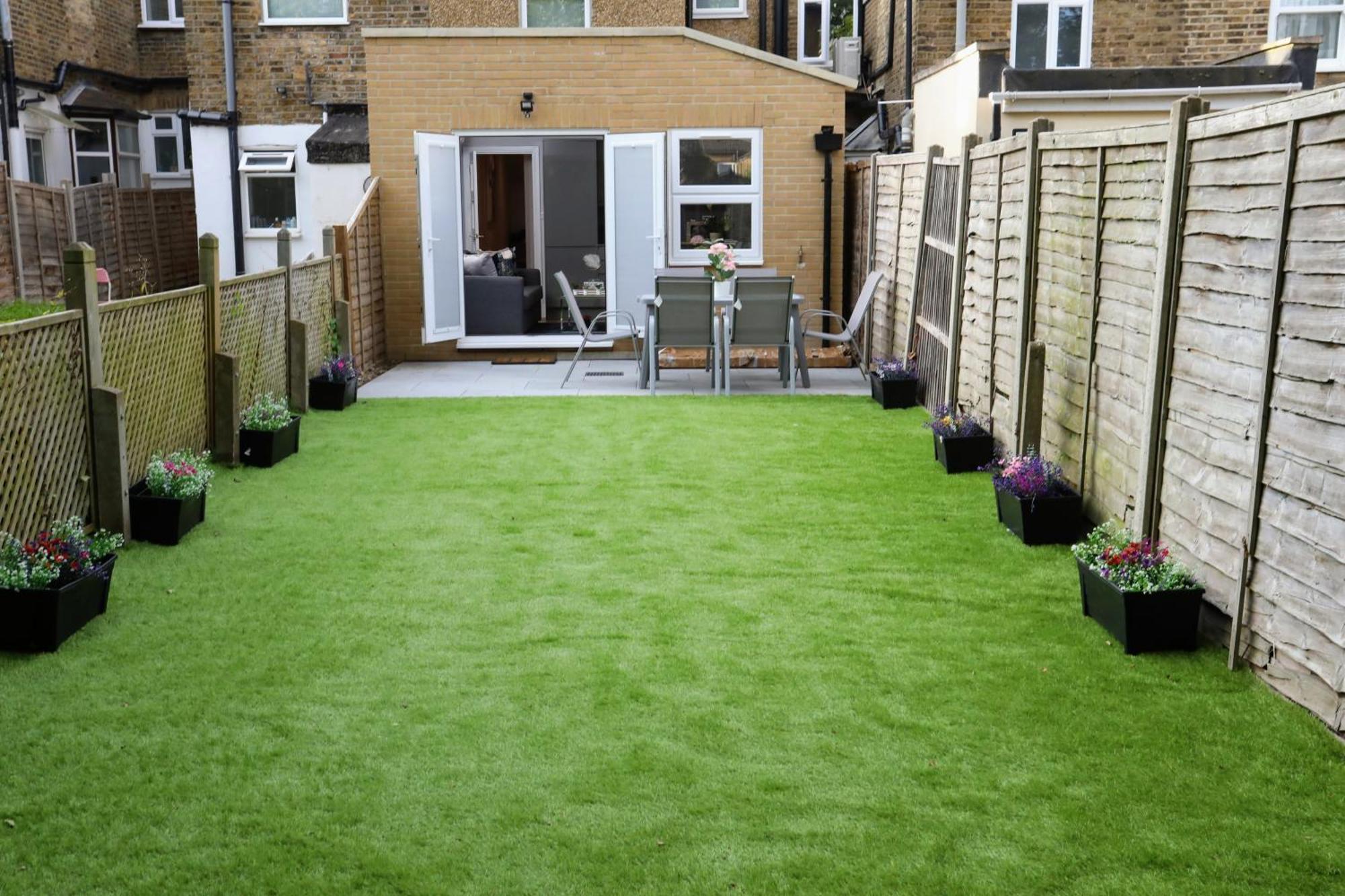 Aisiki At Stanhope Road, North Finchley, Airconditioned Multiple 2 Or 3-bedroom, Pet-friendly Duplex Flats, King Or Twin Beds With Free Wi-fi *