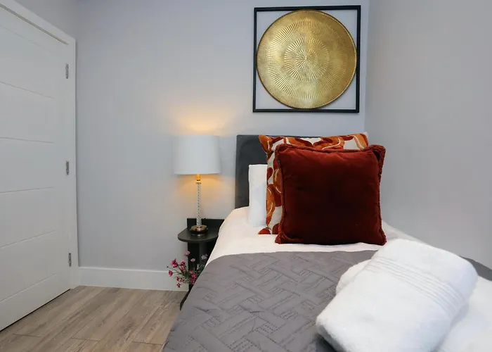 Aisiki Apartments At Stanhope Road, North Finchley, Airconditioned Multiple 2 Or 3 Bedroom Pet-Friendly Duplex Flats, King Or Twin Beds, Airconditioned & Free Wi-Fi