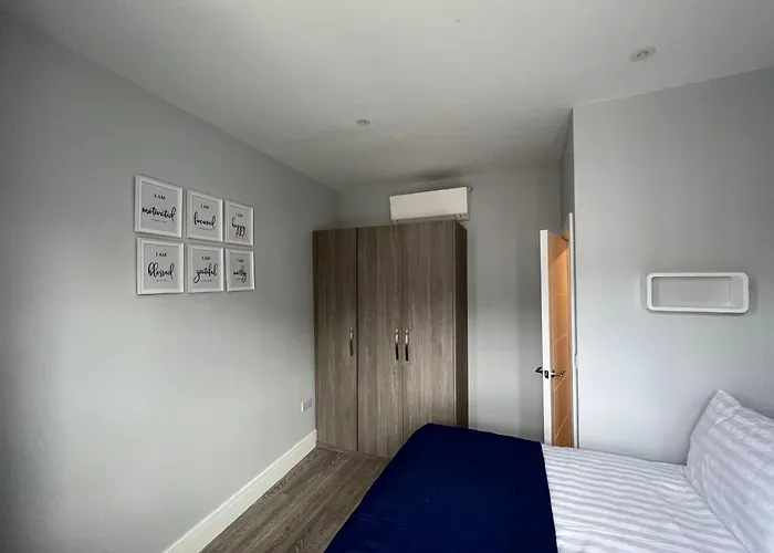 Aisiki Apartments At Stanhope Road, North Finchley, Airconditioned Multiple 2 Or 3 Bedroom Pet-Friendly Duplex Flats, King Or Twin Beds, Airconditioned & Free Wi-Fi