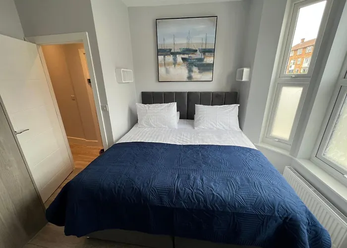 Aisiki Apartments At Stanhope Road, North Finchley, Airconditioned Multiple 2 Or 3 Bedroom Pet-Friendly Duplex Flats, King Or Twin Beds, Airconditioned & Free Wi-Fi